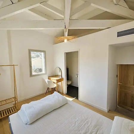 Villa Elegante Maison Avec Un Beau Jardin, à 150 M De La Mer, Climatisation, Wifi ...