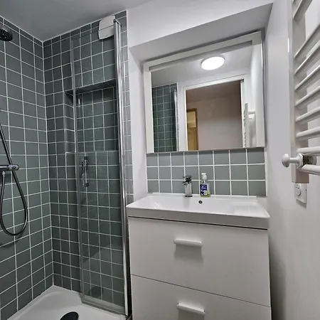 Villa Elegante Maison Avec Un Beau Jardin, à 150 M De La Mer, Climatisation, Wifi ... *