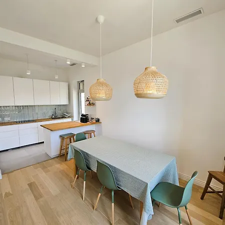 Villa Elegante Maison Avec Un Beau Jardin, à 150 M De La Mer, Climatisation, Wifi ...