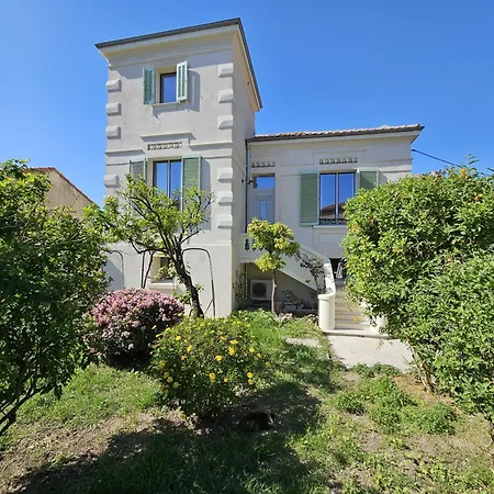 Elegante Maison Avec Un Beau Jardin, à 150 M De La Mer, Climatisation, Wifi ...